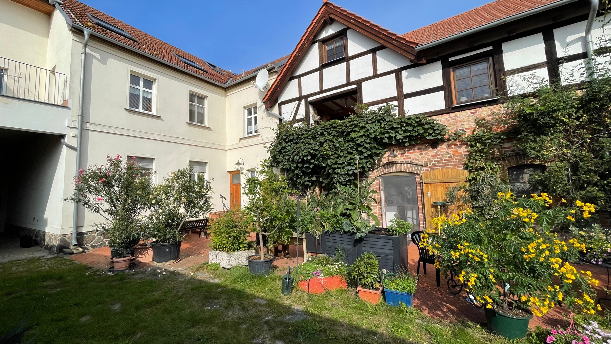 Hof vorne