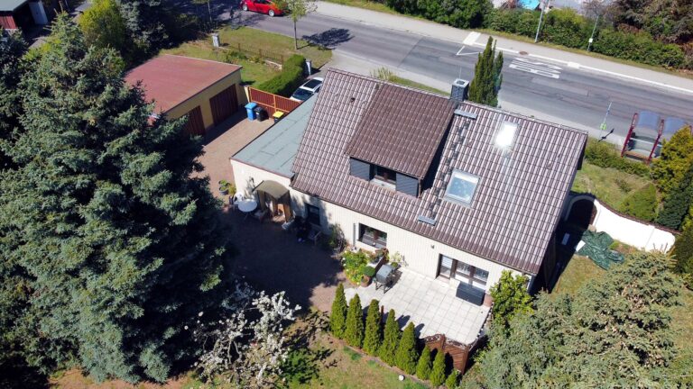 Haus von hinten mit Terrasse