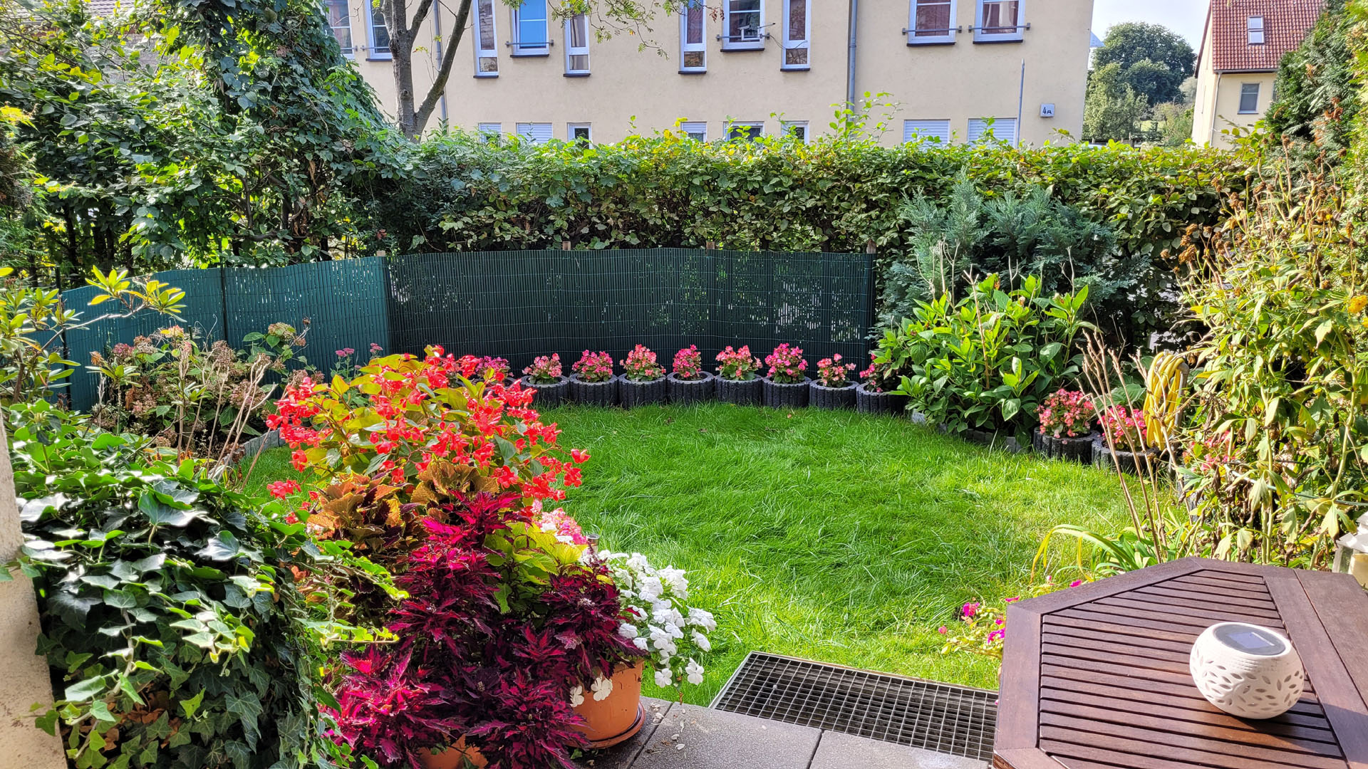 Terrasse hinten bunt
