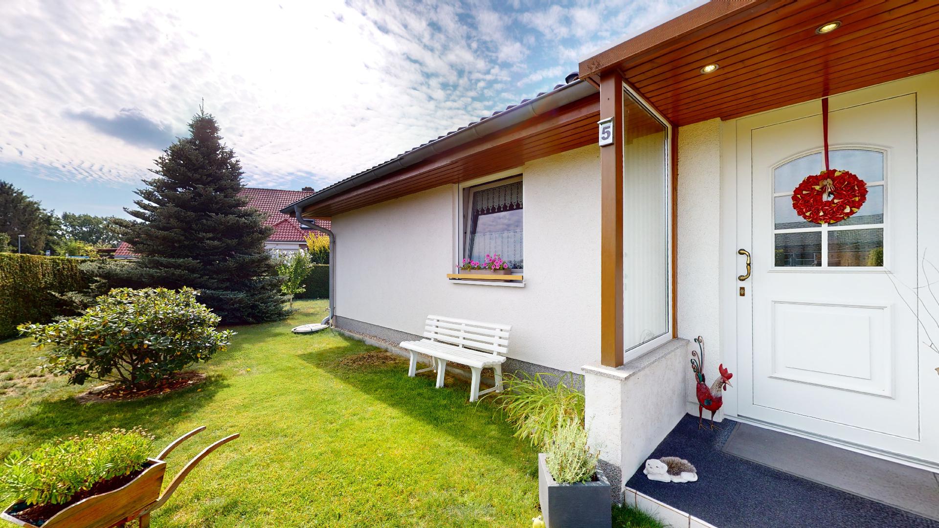 vor dem Haus links