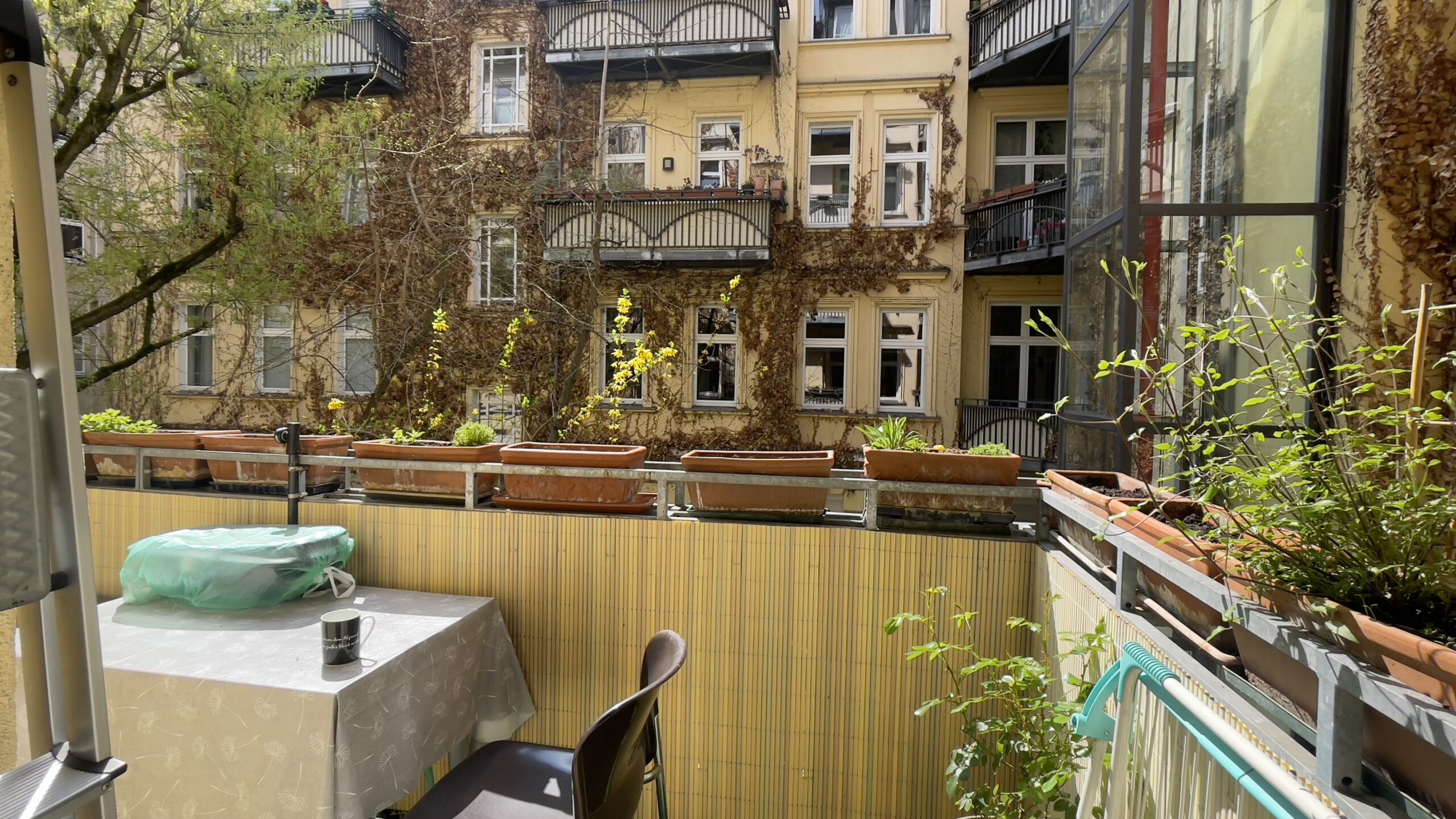 grosser und sonniger Balkon