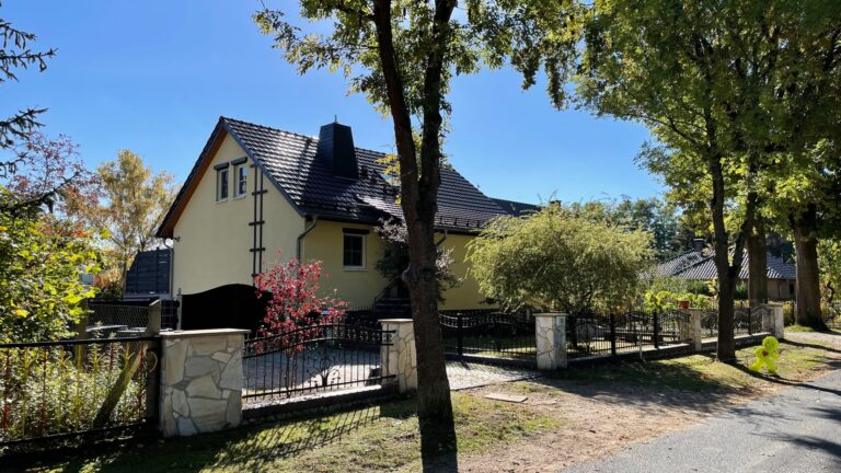 Haus von links